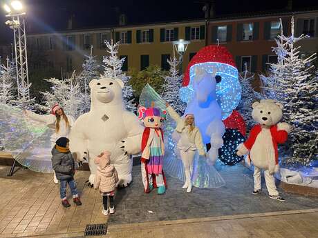 Le Noël Enchanté : La Parade de Noël des mascottes en compagnie du Père Noël