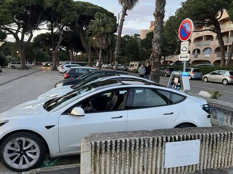 Borne de recharge véhicule électrique Hyères Port - Hippodrome