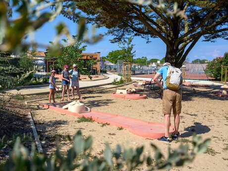 Minigolf et trampoline au Tennis et Padel des Pertuis