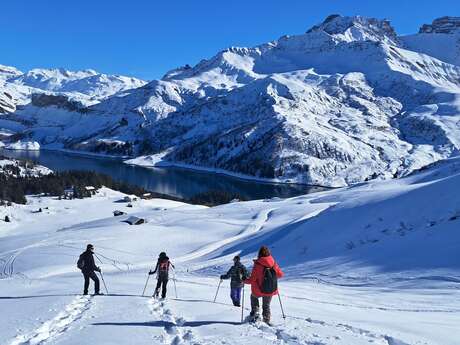 Randonnée raquettes à la journée au Lac de Roselend