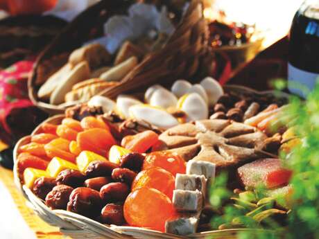 La veillée calendale : les traditions sacrées et gourmandes du Noël Provençal. La veillée calendale : les traditions sacrées et gourmandes du Noël Provençal.