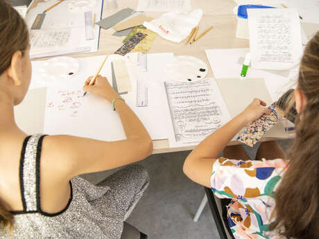À vos plumes ! Atelier de calligraphie en famille