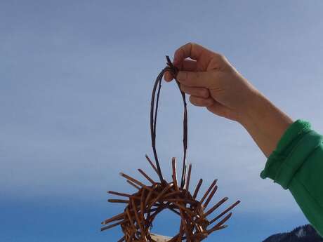 Atelier de vannerie: confection d'une mangeoire ronde pour les oiseaux
