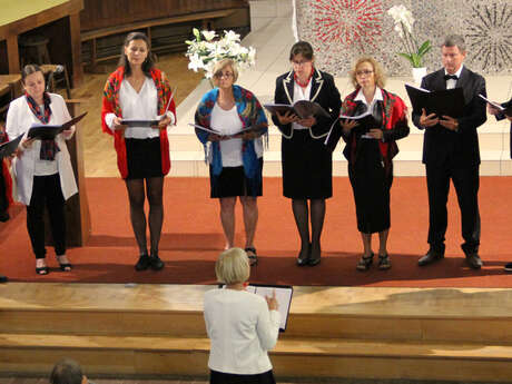 Chants populaires par la chorale "Laudatum Deo"