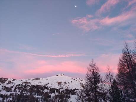 Snowshoeing, igloo and mulled wine at sunset