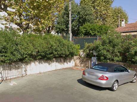 Electric vehicle charging station