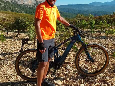 Gigondas, Sablet et Séguret, villages authentiques au pied des Dentelles de Montmirail : Balade accompagnée à vélo