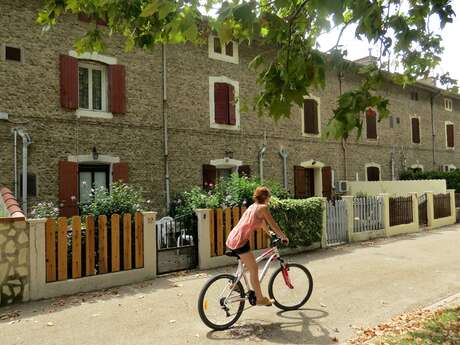 By bike, an unusual village in the Camargue