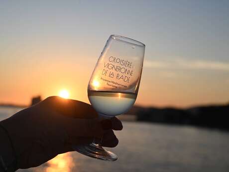 A guided wine cruise from Toulon