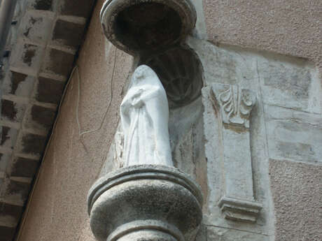 Niche d'angle de la Vierge