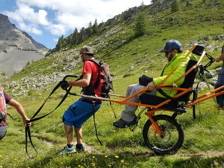 Montagne pour tous - à joëlette au Col Bouchet