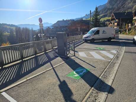 Borne de recharge pour voiture électrique - route du Chinaillon