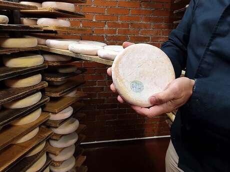 Visite des caves d'affinage Paccard