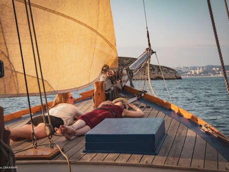 Coucher de soleil à la voile, buffet et vins de Provence