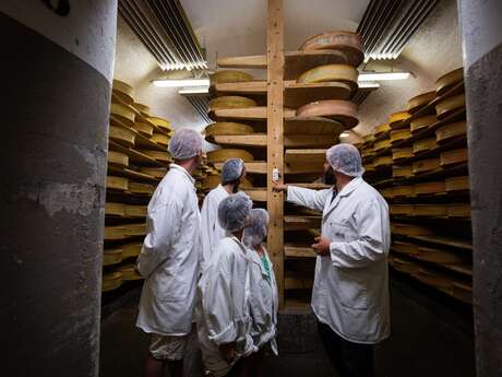 Bezoek aan de kelders van de zuivelcoöperatie