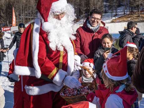 Arrivée du Père Noël en dameuse