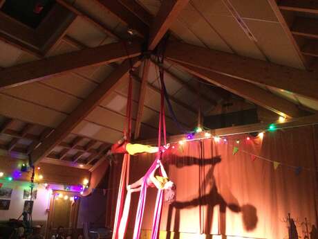 Cours de danse sur tissu aérien