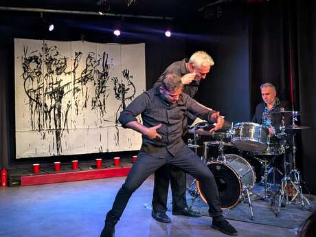 Performance artistique : Maudit soit la Guerre