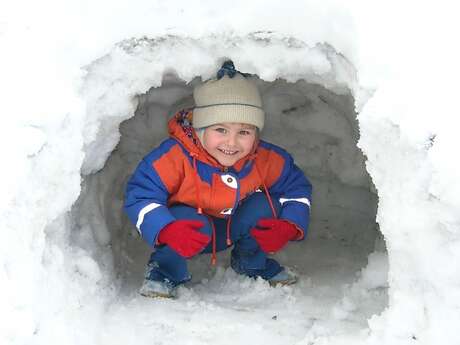 Construction d'igloo ou feu de camps