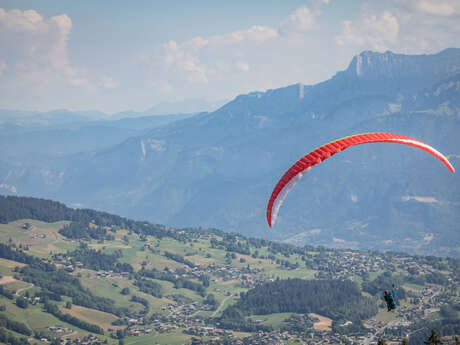 Vol biplace en parapente encadré par un pilote