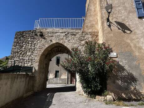 La porte de Moustiers