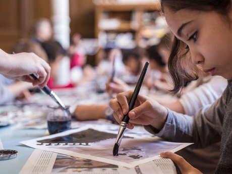 Atelier en famille – Pataugeons dans la peinture