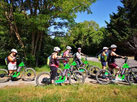 Des forêts et des corbeaux en trottinette électrique