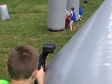 Avril en Famille: Laser Game