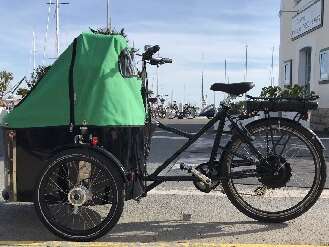 Spaziergang mit einem elektrischen Dreiradfahrzeug