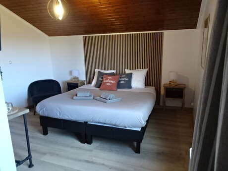 LA MERIDIENNE - SERRE SOLEILLE room