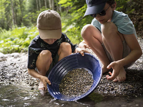 Mountain activity for children 8-13 yo: the gold seekers