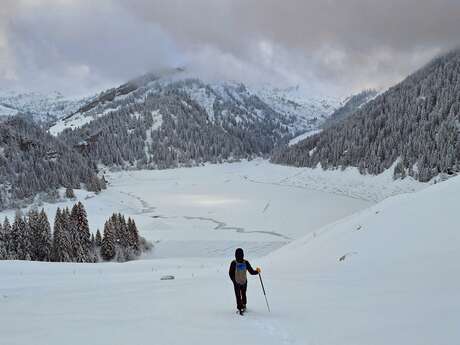 Randonnée raquettes à la journée au lac de Saint Guérin