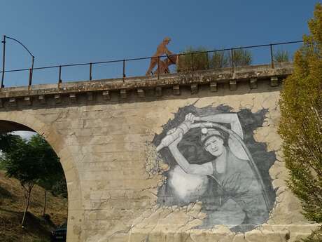 Le Pont AFC, le wagonnet et la fresque de la mine de Gaude