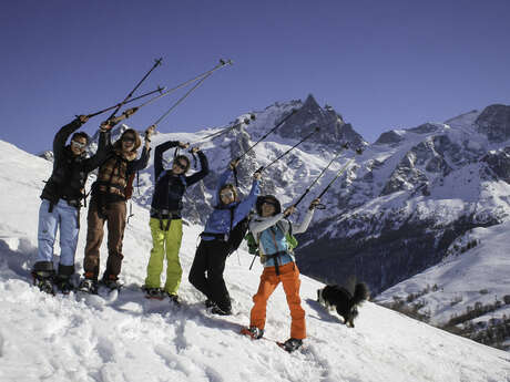 Raquettes à neige avec le bureau des Guides