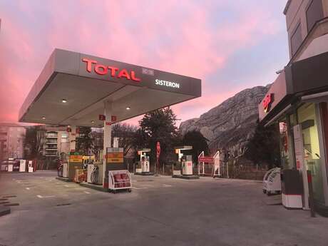 Station service Esso - Location de voitures Hertz