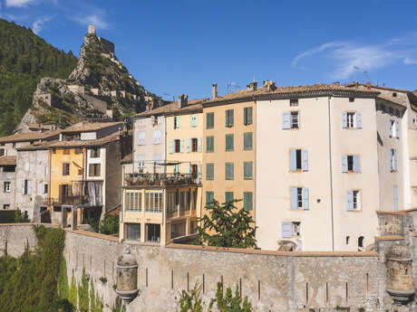 "Village fortifié & citadelle : des remparts au sommet" visite guidée pour les groupes