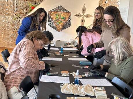 Compléter le miroir : atelier participatif de mosaïque de miroirs