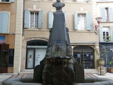 Fontaine et buste Oswald Bouteille