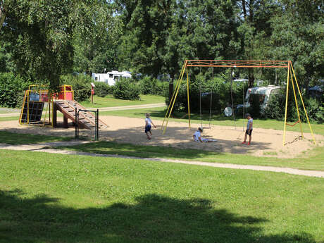 Aire d'accueil de camping-car au camping du bac de Pruillé