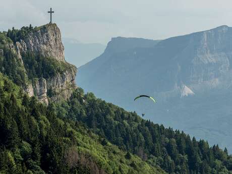 La croix du Nivolet depuis le Plateau Sud