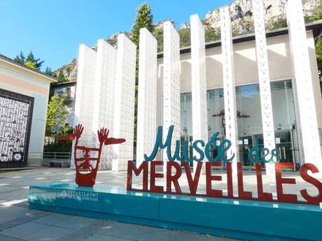 Sorcier & Friends: una visita tattile al Musée Départemental des Merveilles - Tenda