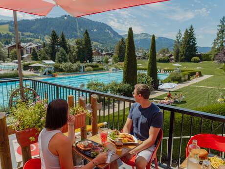 restaurant extérieur piscine