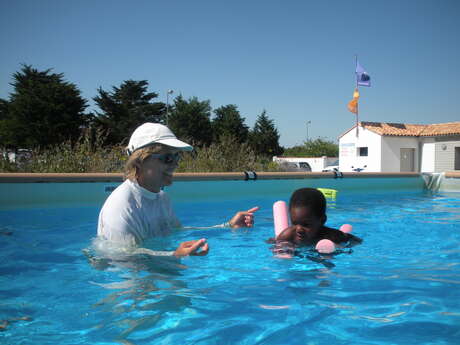 Swimming lessons for children at the CNPA in Rivedoux-Plage