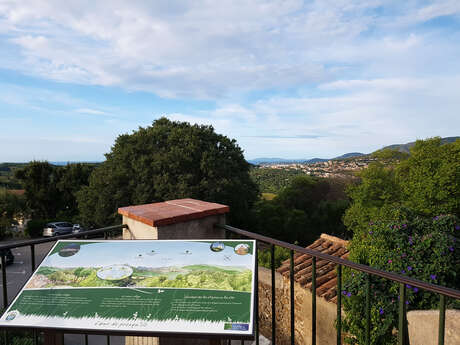 Vue sur les Îles d'Or depuis la table d'orientation deï Barri