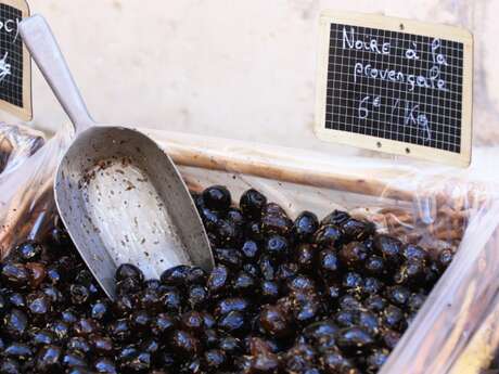 Marché hebdomadaire à Camaret sur Aigues
