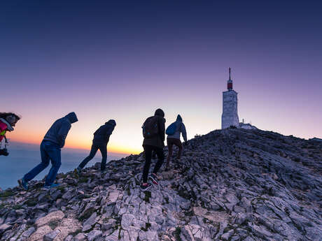 Ascension du Mont Ventoux de nuit pour observer le lever de soleil - AVentoux'Rando