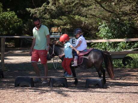 Balades en main à poney ou à dos d'âne dès 1 an par le poney club Les Petites Folies