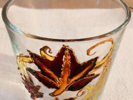 Colorer la transparence : atelier de peinture sur verre