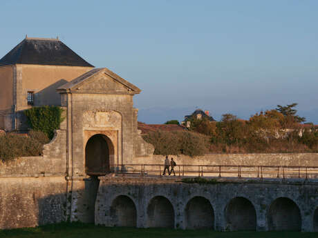 Guided tour: from the ramparts to the Saint-Louis powder magazine, Vauban's follies