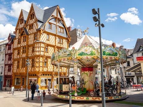 Maison d'Adam et la place Sainte-Croix
